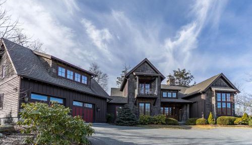 Three-Bedroom Holiday Home 