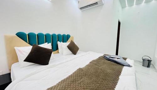 Deluxe Double Room (2 Adults + 1 Child)