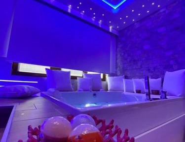 Queen Suite with Spa Bath