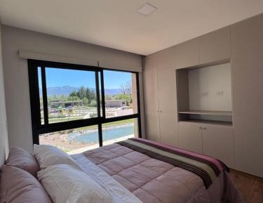 Apartment with Mountain View