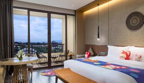 Family King Room with Balcony and Park View