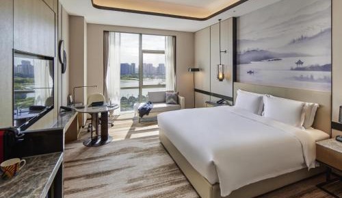 Deluxe Executive Room with Lake View and Lounge Access