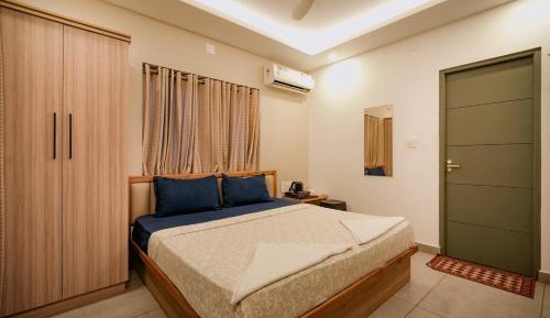 Deluxe Double Room with Side Sea View