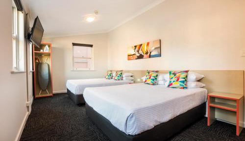Economy Twin Queen with Shared Facilities