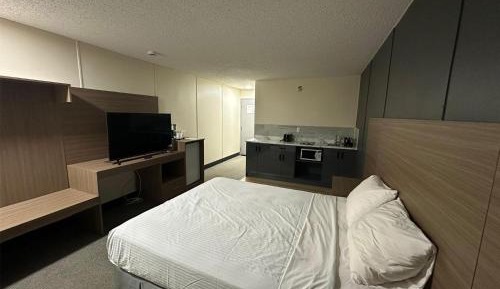 Queen Room with Kitchenette - Non-Smoking