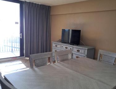 Queen Suite with Pool View