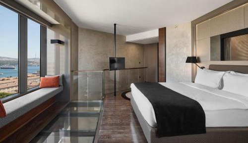 One-Bedroom Bi-level Suite with View