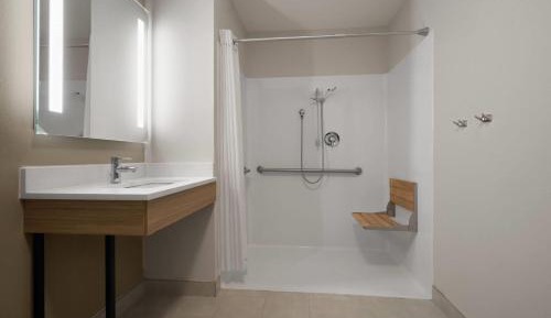 King Room with Mobility/Hearing Access and Roll-In Shower, Non-Smoking