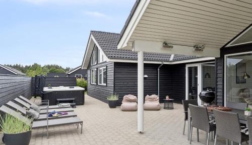 Eight-Bedroom Holiday Home