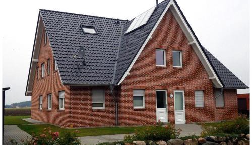 Three-Bedroom Apartment with Balcony