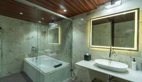 Family Suite- Includes tea/coffee, 1 veg snack, 1 dessert