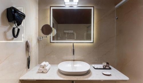 Deluxe Double Room - Enjoy tea/coffee, 1 veg snack, 1 dessert for Rs 199+ taxes