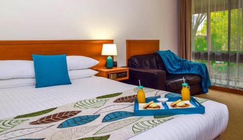 Deluxe Queen Room with Garden View