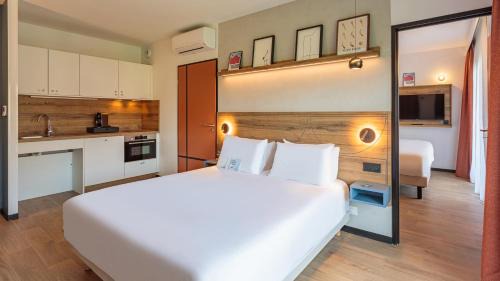 Superior Family Room - 1 Double Bed 2 Single Beds