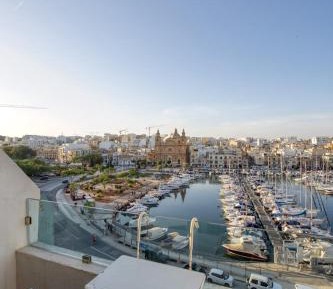 Three-Bedroom Apartment with Marina View