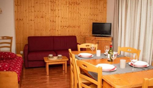 Chalet (8 Adults)