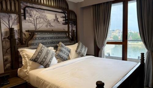 Royal Lake View Suite with balcony