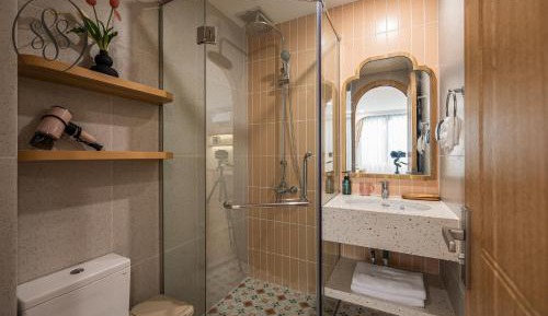 King Room with Roll-In Shower - Disability Access