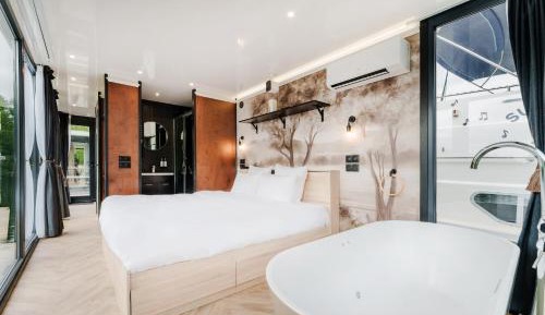 Panoramic Floating Suite King-Size Bed – Spa Bath