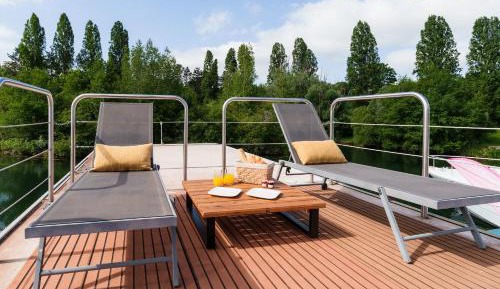 Floating Suite King-Size Bed – Rooftop Spa Bath 
