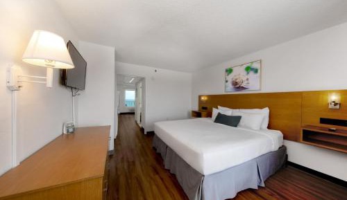 Beachfront Suite - King with Kitchen