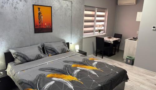 Deluxe Studio