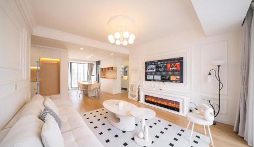 Four-Bedroom Apartment with Balcony 
