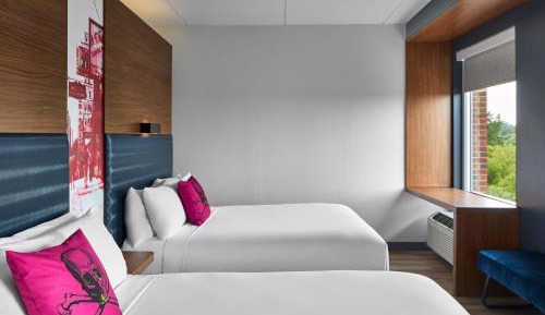 Queen Room with Two Queen Beds and Adapted Tub - Mobility Accessible