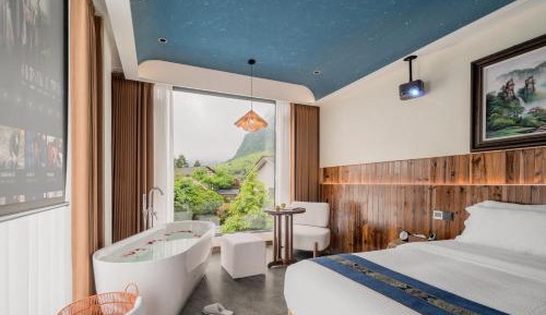 Queen Room with Garden View