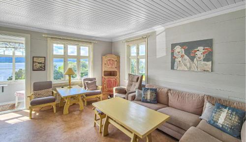 Six-Bedroom Holiday Home