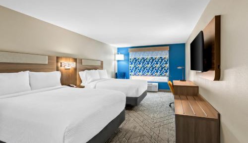 Standard Queen Room with Two Queen Beds and Mobility Accessible Tub