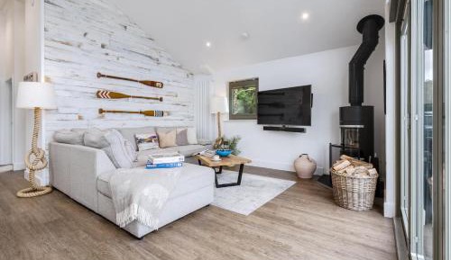 Lakeside Waterbird Boathouse 