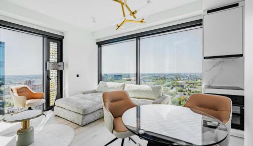 Apartament typu Premier na 27 piętrze z telewizorem 98 cali