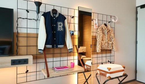 Moxy Queen Room