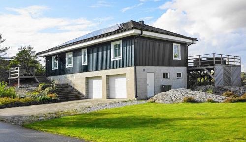 Three-Bedroom Holiday Home 