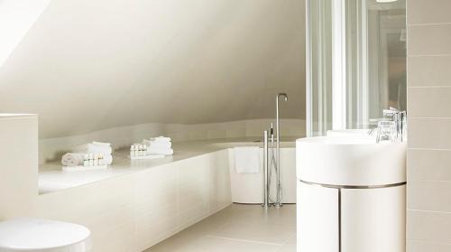 Suite with Lake View