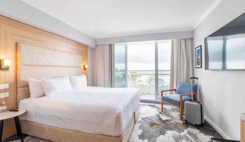 Junior King Suite with Bath and Bay View