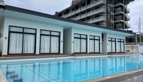 Queen Suite with Pool View