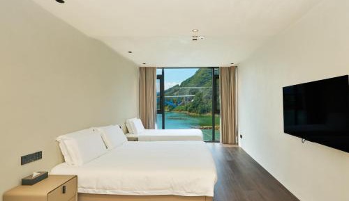 Lake-view Deluxe Family Room