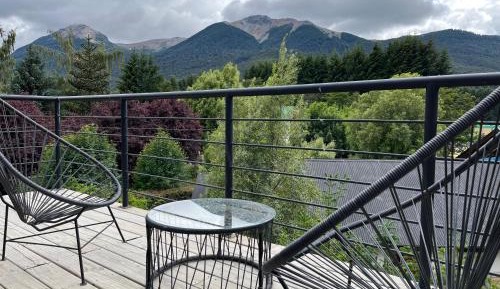 Apartment with Mountain View