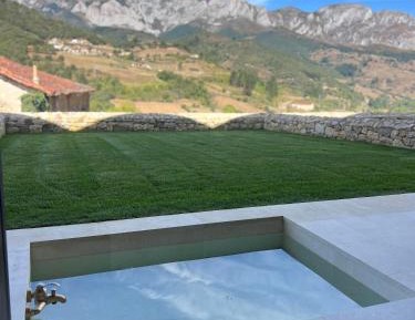 Two-Bedroom Apartment with garden and external bathtub