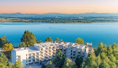 One-Bedroom Apartment with Lake View