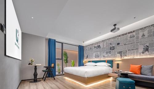 Video Queen Room