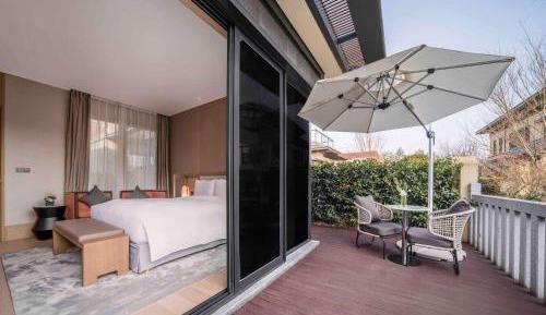 Villa with King Bed and Garden View