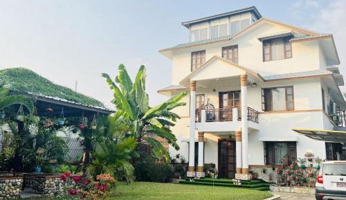 Deluxe Two-Bedroom Apartment with Garden View