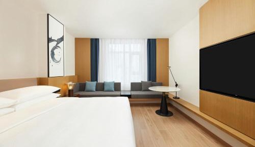 Standard King Room with City View