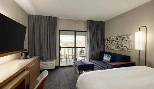 King Guest Room with Sofa Bed and Balcony