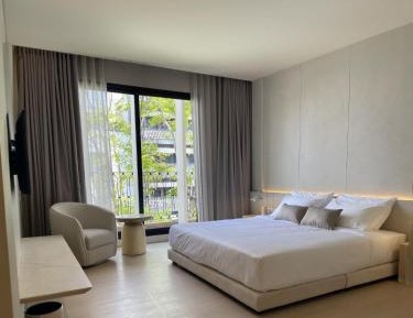 Queen Suite with Spa Bath