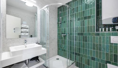 Deluxe Three-Bedroom Apartment with terrace