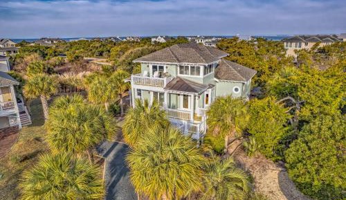 Four-Bedroom Holiday Home
